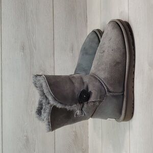 Ugg Australia Women 5803 Short Button Leather Sheepskin Boots shoes sz 7